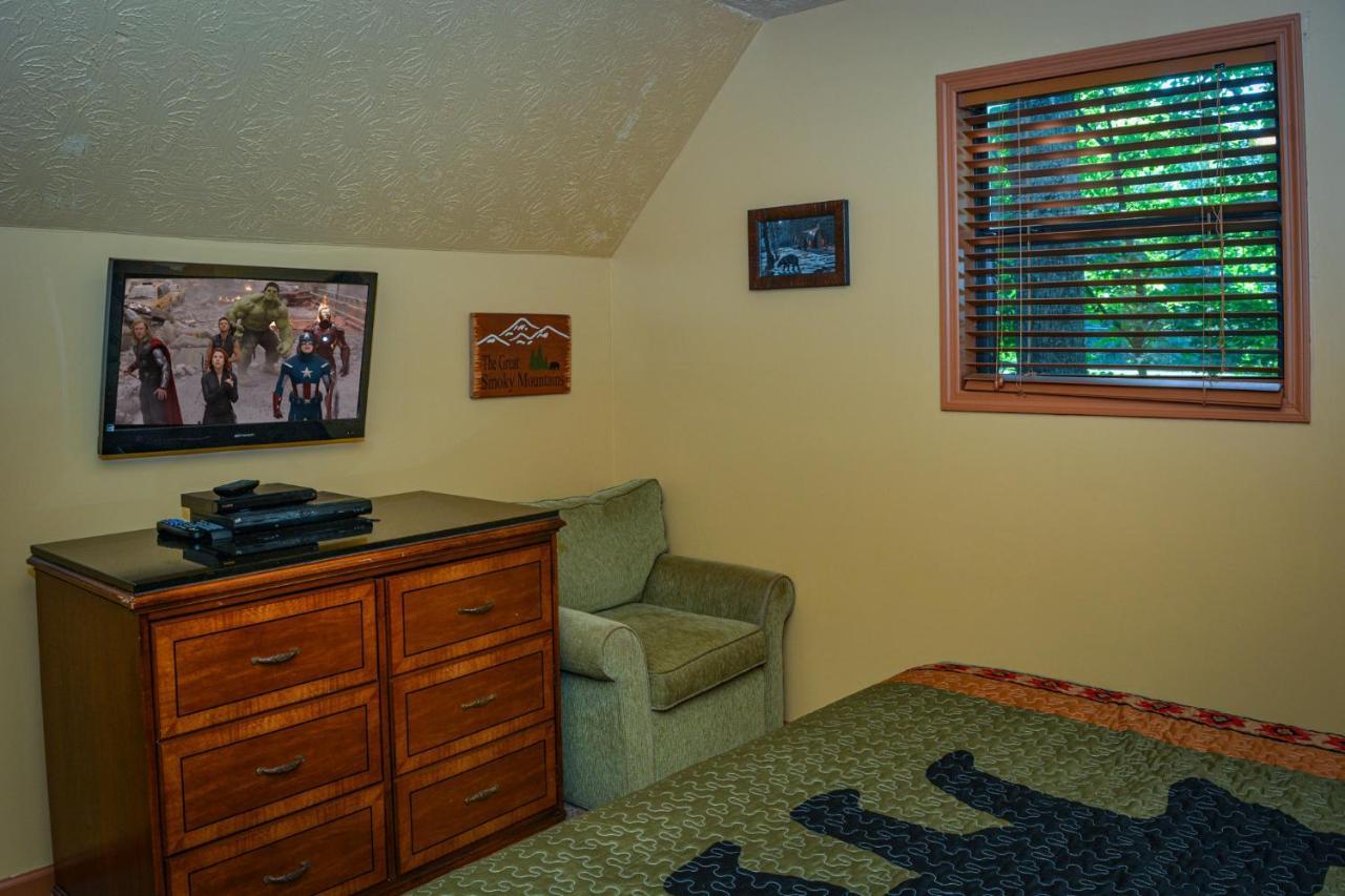 Bear Footin' On The Creek Villa Gatlinburg Exterior photo