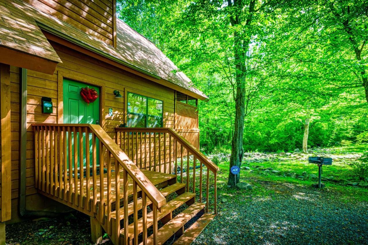 Bear Footin' On The Creek Villa Gatlinburg Exterior photo