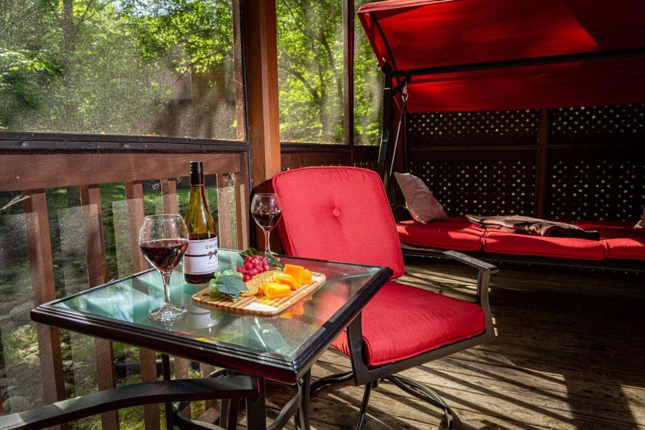 Bear Footin' On The Creek Villa Gatlinburg Exterior photo